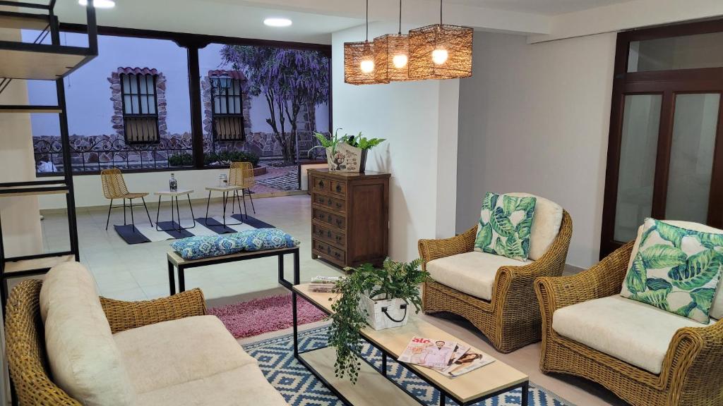 布卡拉曼加Casa 59 - Guest House的客厅配有椅子和桌子