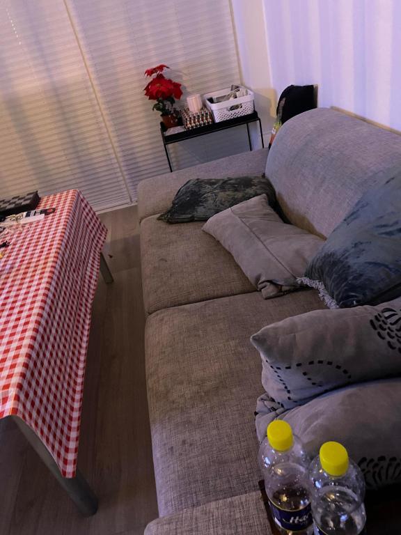 措斯楚斯Musholmvej的客厅配有沙发和桌子