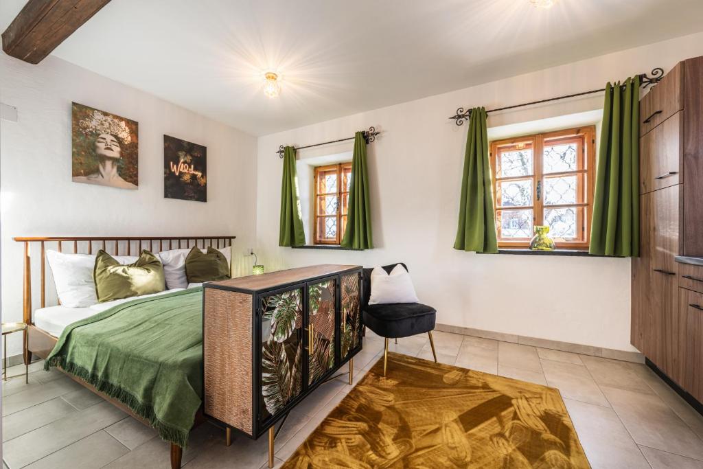 阿尔滕马克特蓬高Haus.1800的一间卧室配有床和绿色窗帘