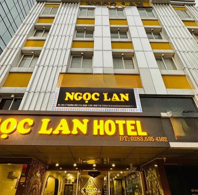 胡志明市Ngọc Lan Hotel的大楼前的msg lan酒店标志