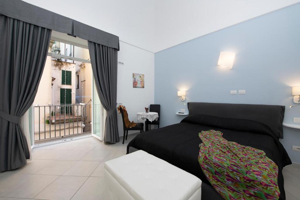 阿马尔菲Amalfi Casa Angelina的一间卧室设有一张床,享有阳台的景色