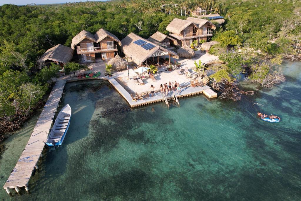 Tintipan IslandSanta Lova Eco-hostel Isla Tintipan的水面上房子的空中景色,有船