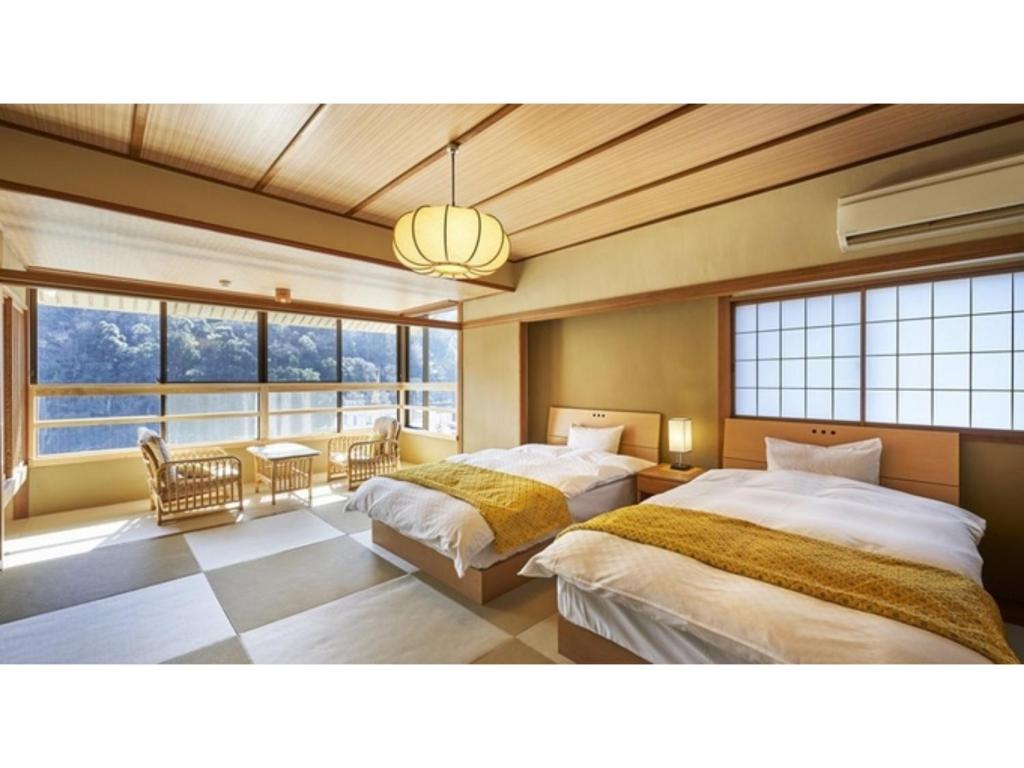 三朝町Mansuirou - Vacation STAY 32150v的带大窗户的客房内的两张床