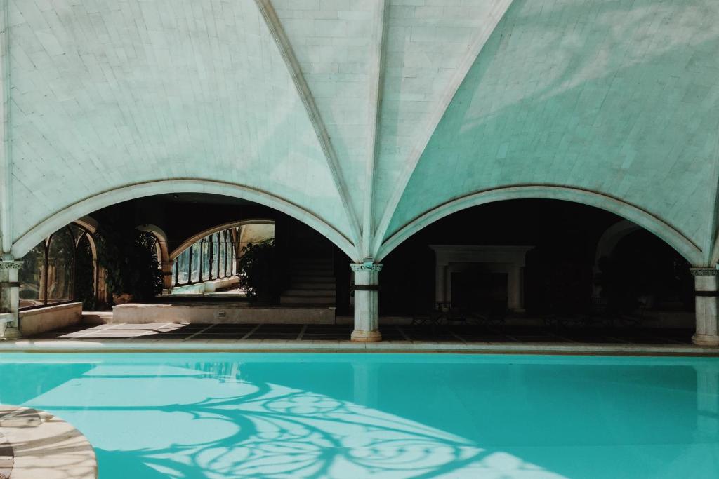 布尔戈斯兰达酒店的蓝色建筑中的游泳池