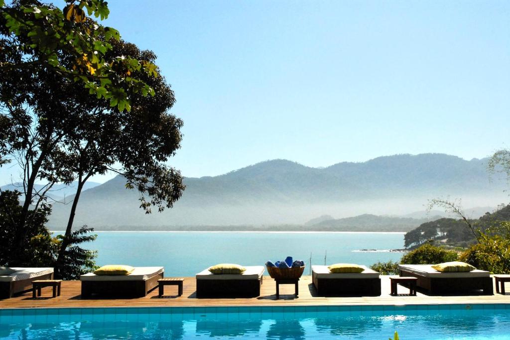 乌巴图巴平速瓜贝旅馆的一个带躺椅的游泳池,享有水景