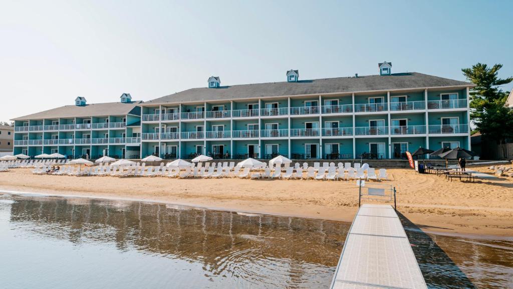 特拉弗斯城苏格海滩度假村酒店的海滩上的酒店,配有椅子和遮阳伞