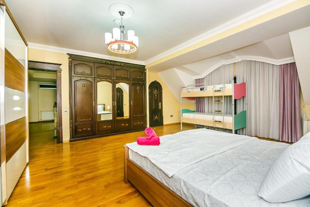 巴库VIP Apartment PARMALAT的一间大卧室,配有一张大床和粉红色玩具