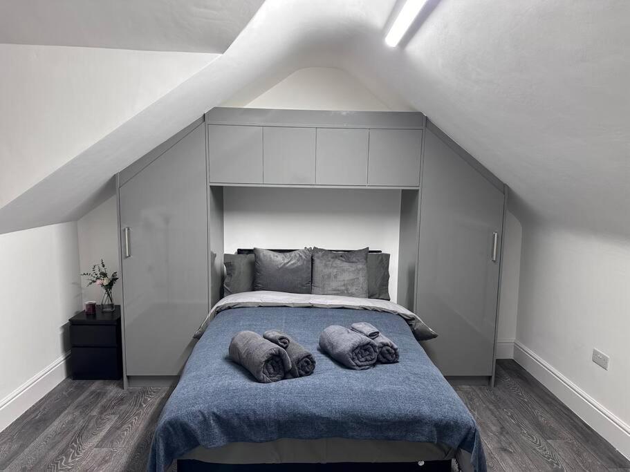 莱斯特Home in Leicester!的一间卧室配有一张带两个枕头的床