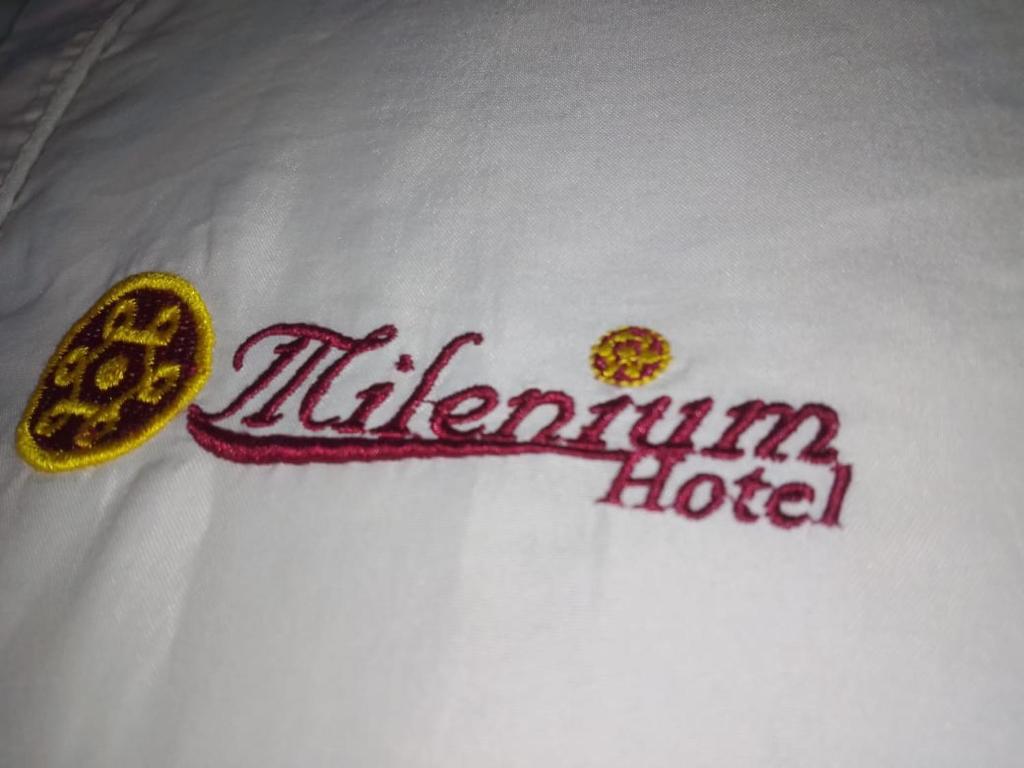 巴耶杜帕尔Hotel Mileniun Valledupar的白色毛巾上方的酒店标志