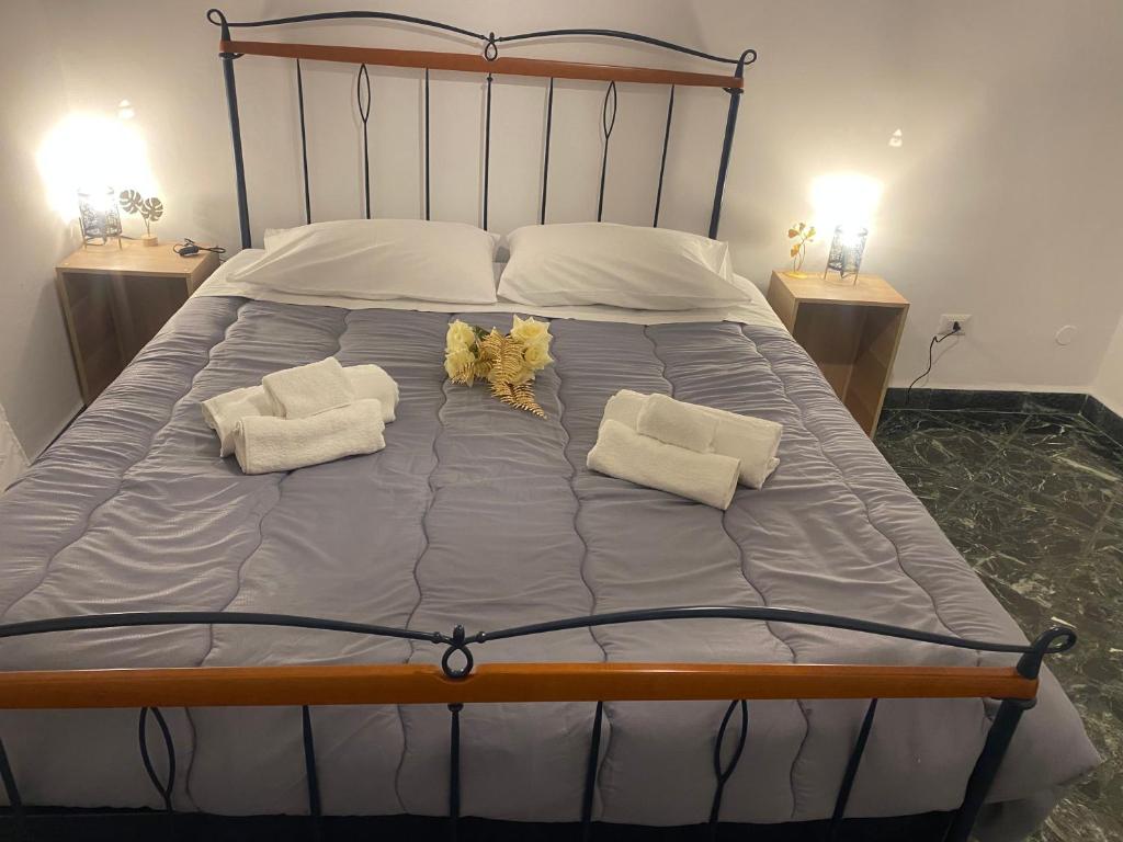 马泰拉Centralissimo 50mt的床上有两条毛巾,上面有两只动物塞满了