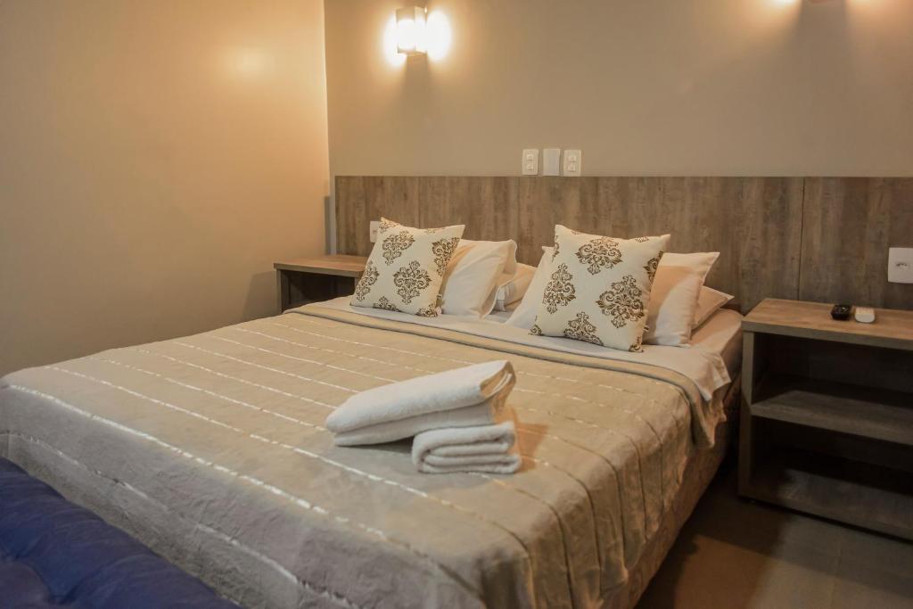 里奥韦尔迪Honorato Hotel的一间卧室配有带毛巾的床