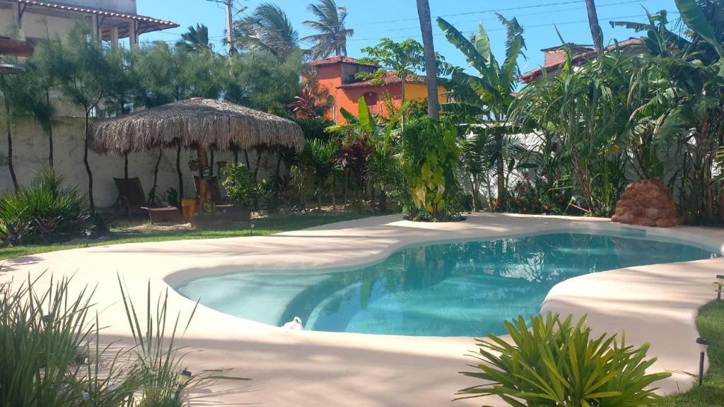 MaxaranguapeCasa paju的一座房子旁的院子内的游泳池