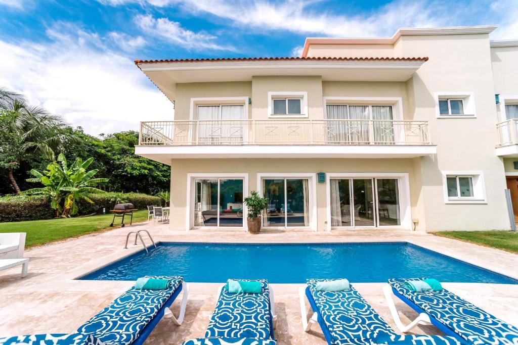 蓬塔卡纳Special offer! Villa Bueno with private pool&beach的别墅前设有游泳池