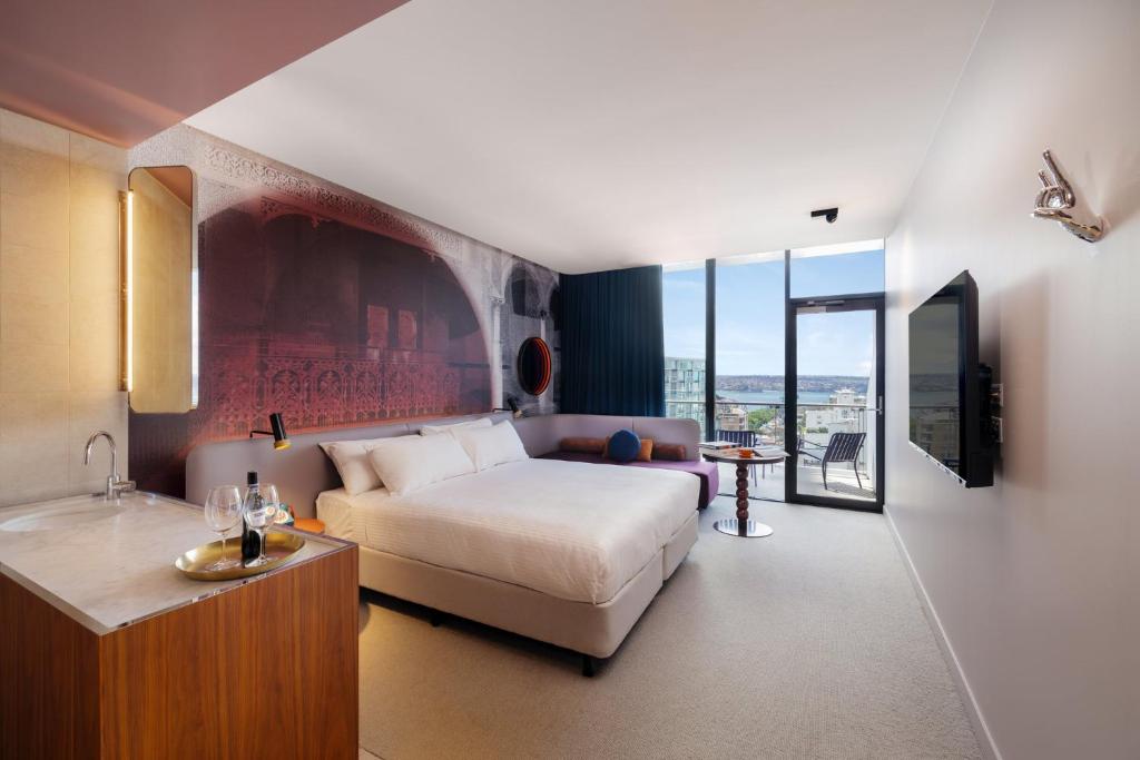 悉尼悉尼蓝塞瑞拉莫特酒店的一间卧室配有一张床、一张沙发和一台电视。