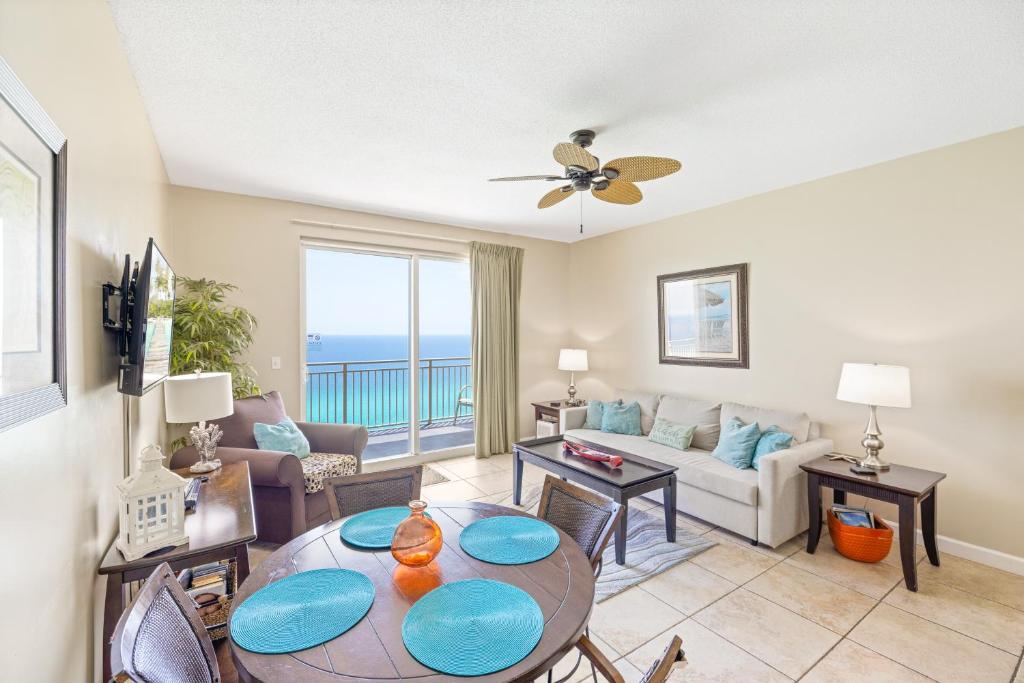 巴拿马城海滩Beachfront Stunning view 100 ft long swimming pool的客厅配有桌子和沙发