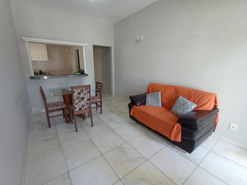大伊瓜巴Casa em iguaba grande的客厅配有沙发和桌子