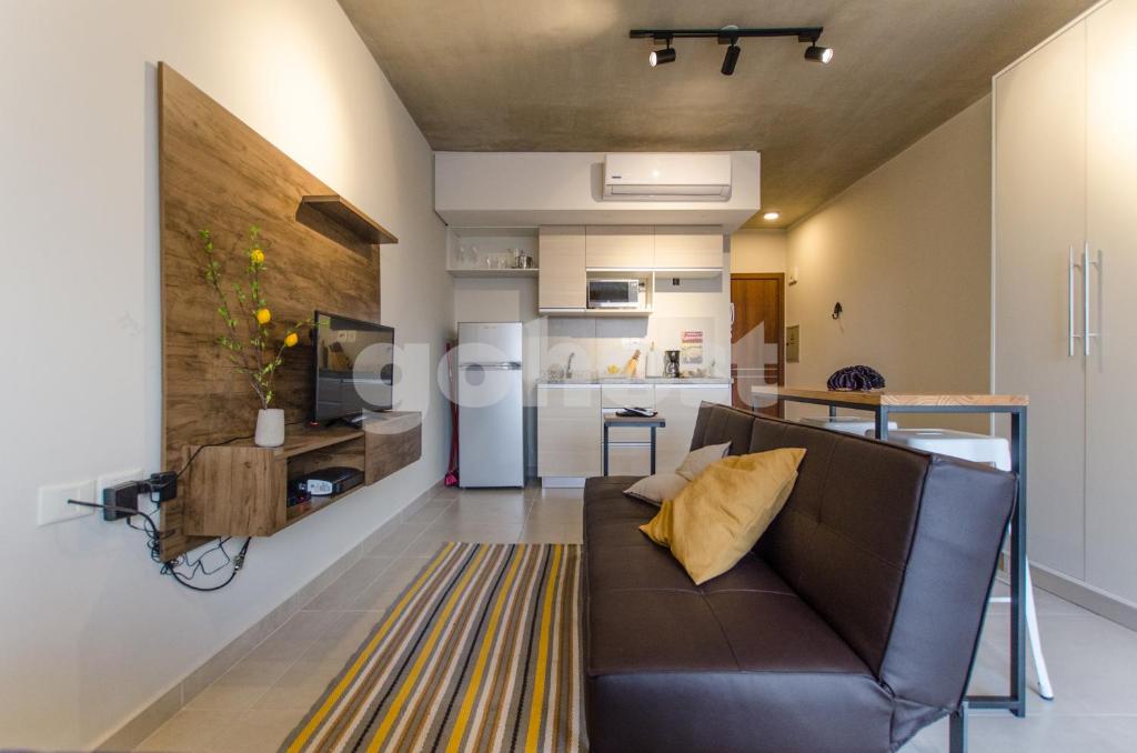 亚松森Comfy Loft Bbq Terrace And Balcony的带沙发的客厅和厨房
