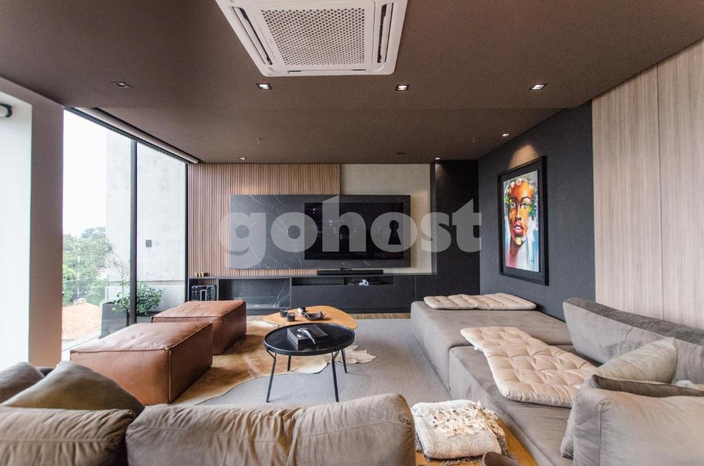 亚松森Exclusive And Luxurious Penthouse In Herrera的带沙发和电视的客厅