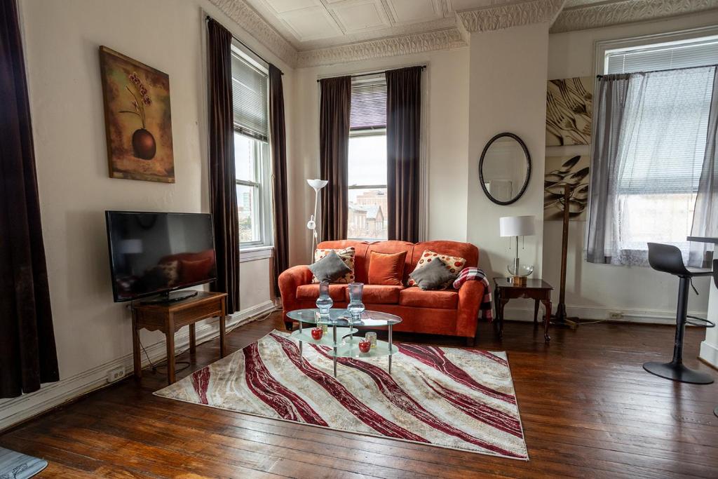 巴尔的摩Cozy historic 3rdfl apartment的客厅配有沙发和桌子
