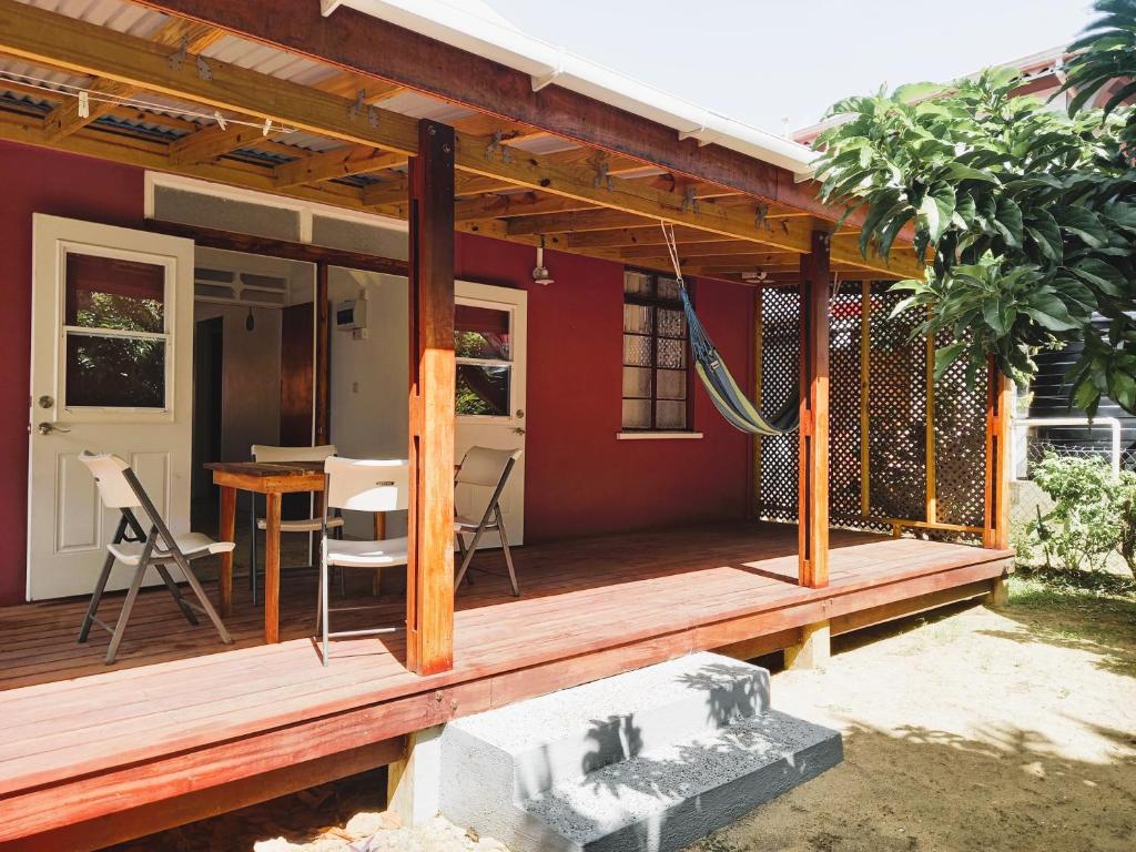 CalibishieDado's Place的房屋设有木甲板和桌子