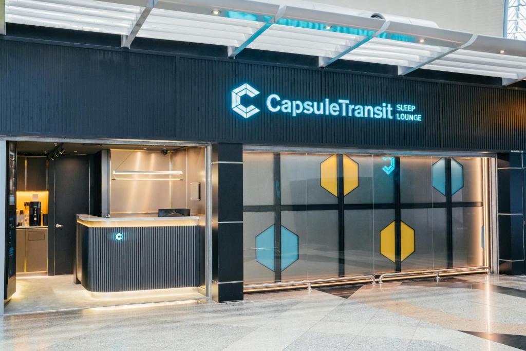 雪邦Capsule Transit Sleep Lounge KLIA T1 - Landside的前方有卡尔斯巴德标志的商店