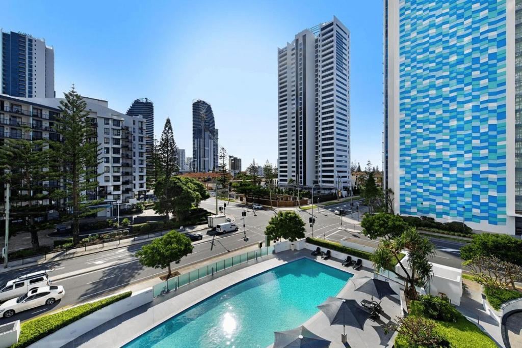 黄金海岸Hinterland Views 2BR apartment - Sierra Grand的一座位于城市中心,拥有高楼建筑的游泳池