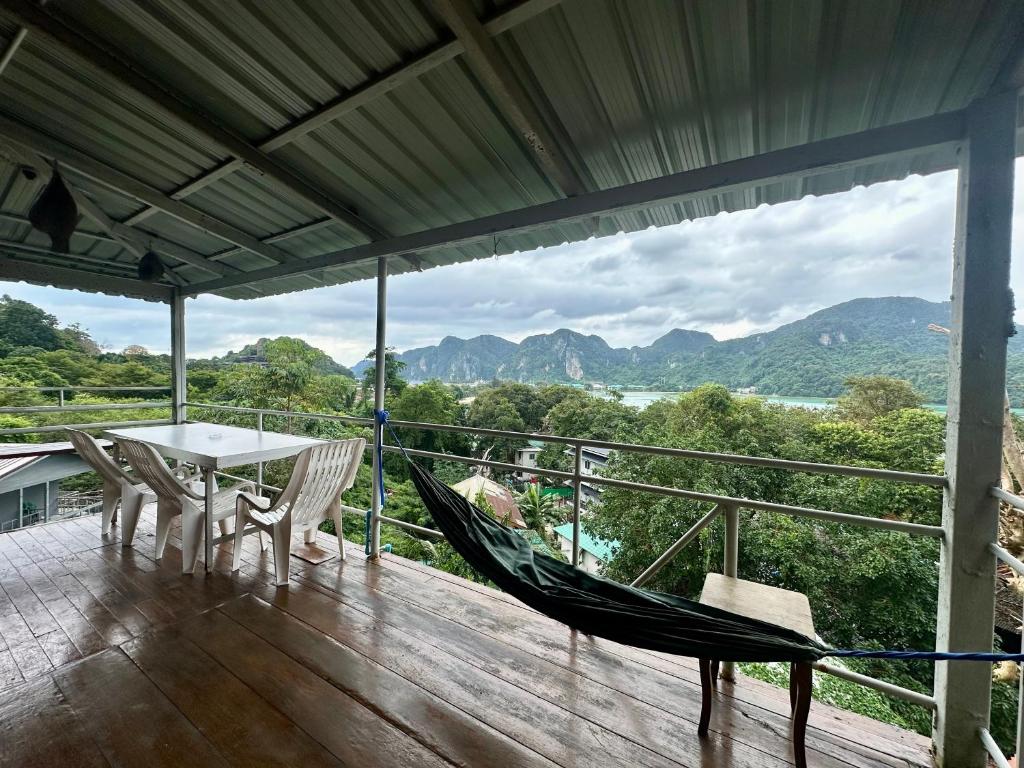 皮皮岛Hilltop view - Phi Phi的门廊配有吊床和桌椅