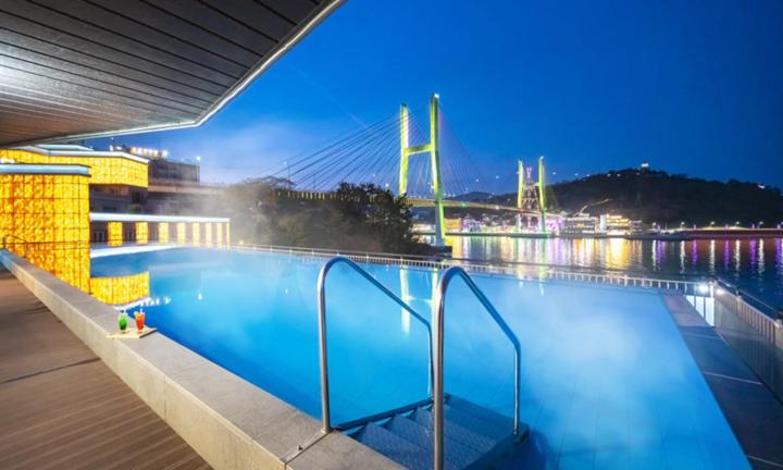 丽水市Yeosu Hotel Haven的一座带桥的大型游泳池