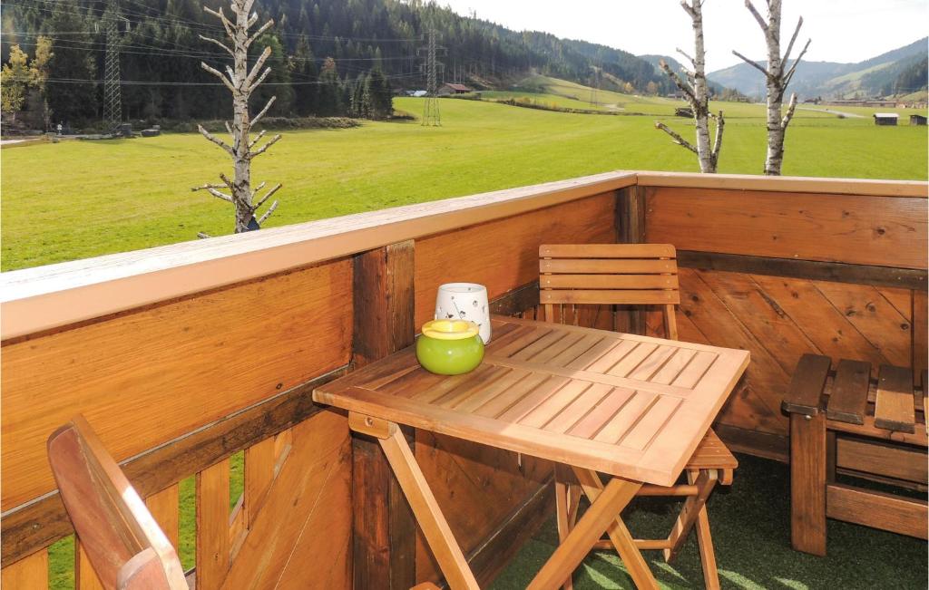 弗拉绍Cozy Apartment In Flachau With Wifi的享有田野美景的阳台上配有桌椅
