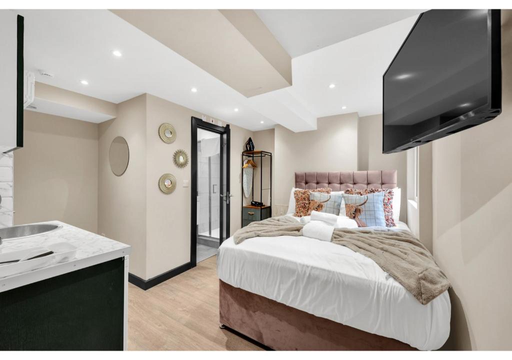 伦敦Serene Bliss: Perfect Studio For 2的一间卧室配有一张床和一台平面电视