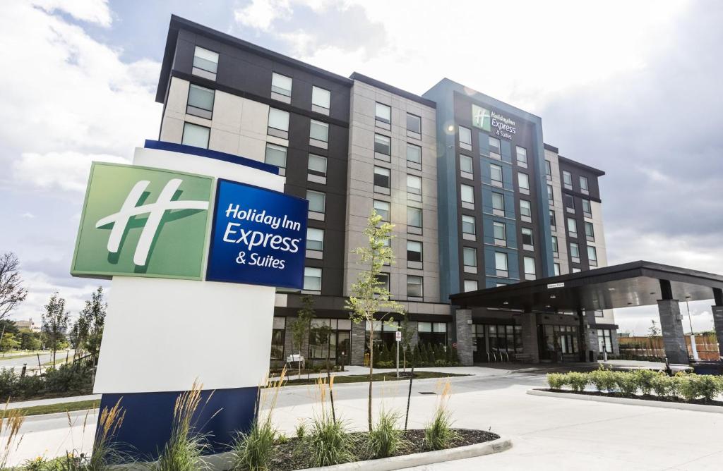 多伦多Holiday Inn Express & Suites - Toronto Airport South, an IHG Hotel的办公室大楼前面有标志