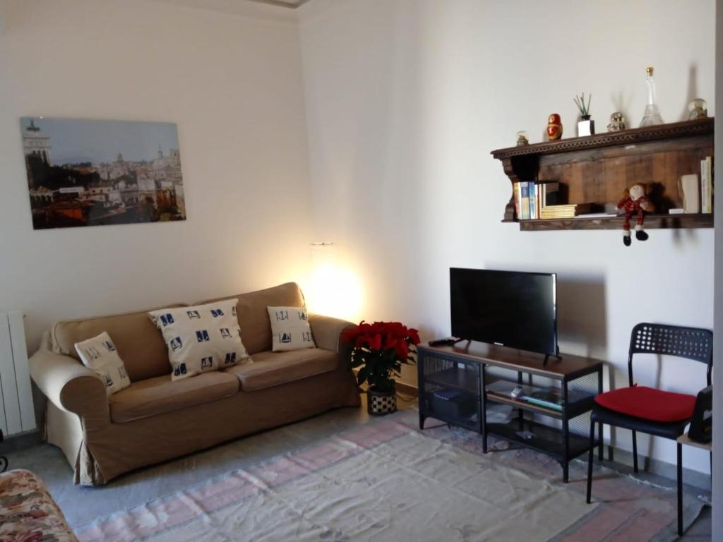 罗马casaLucina的带沙发和电视的客厅