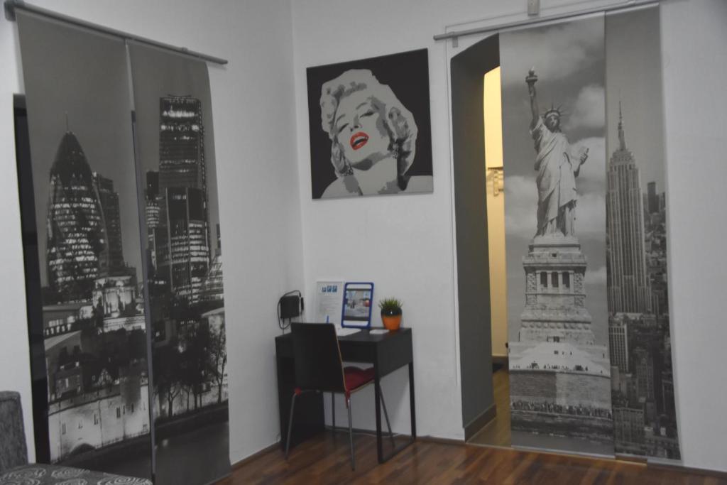 马里博尔CityApartment-Maribor的一间房间,配有一张桌子和一张自由雕像的照片