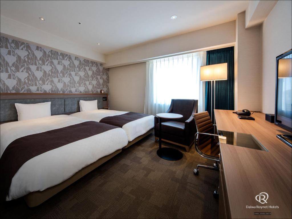 德岛德岛站前大和ROYNET酒店的酒店客房设有一张大床和一张书桌。
