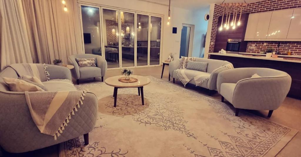 Al RahbaMy Resort的带沙发和桌子的大客厅