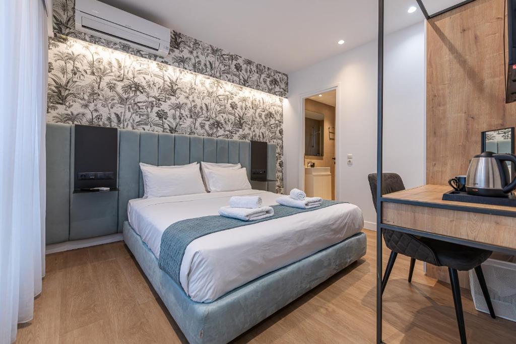 雅典Kriel Suites by LIV Homes的一间卧室配有一张床和一张书桌