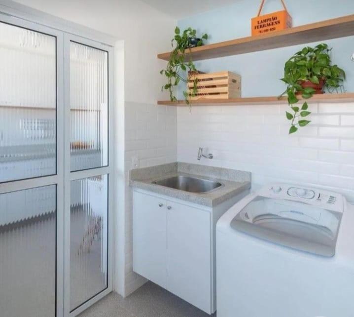 孔塔任recanto do aconchego的白色的厨房设有水槽和台面