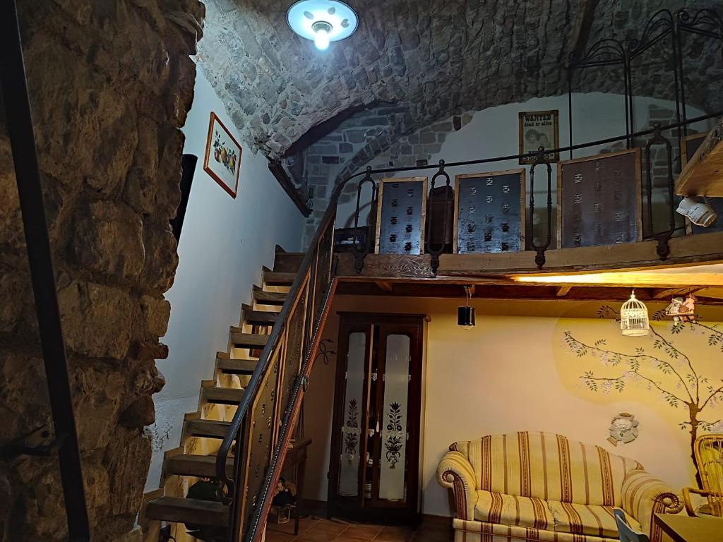 波坦察La Grotta del Leone的一间带楼梯和沙发的客厅