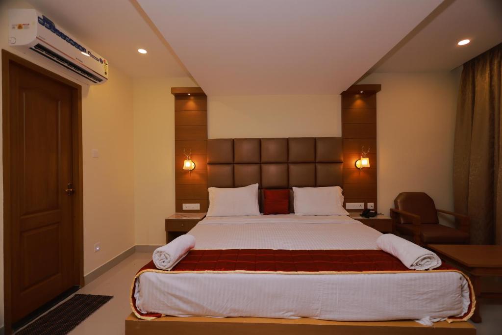 根尼亚古马里Hotel Sangam的一间卧室,卧室内配有一张大床