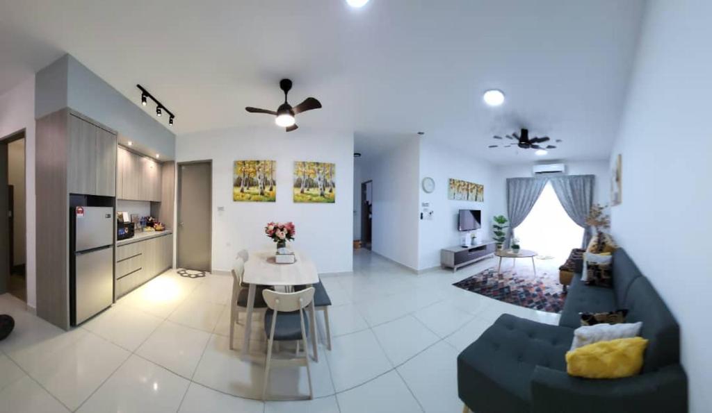 帕帕尔RHR Deluxe GuestHouse Kinarut Papar Sabah - Mountain View的一间带蓝色沙发的客厅和一间用餐室