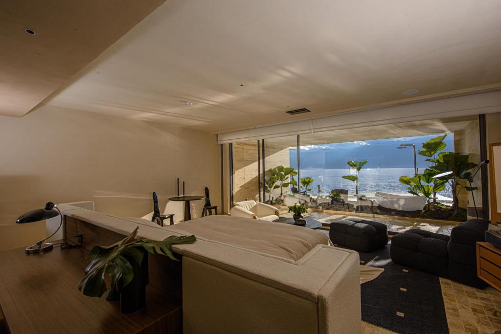 大理大理安汋海景酒店的一间卧室配有一张床,享有海景