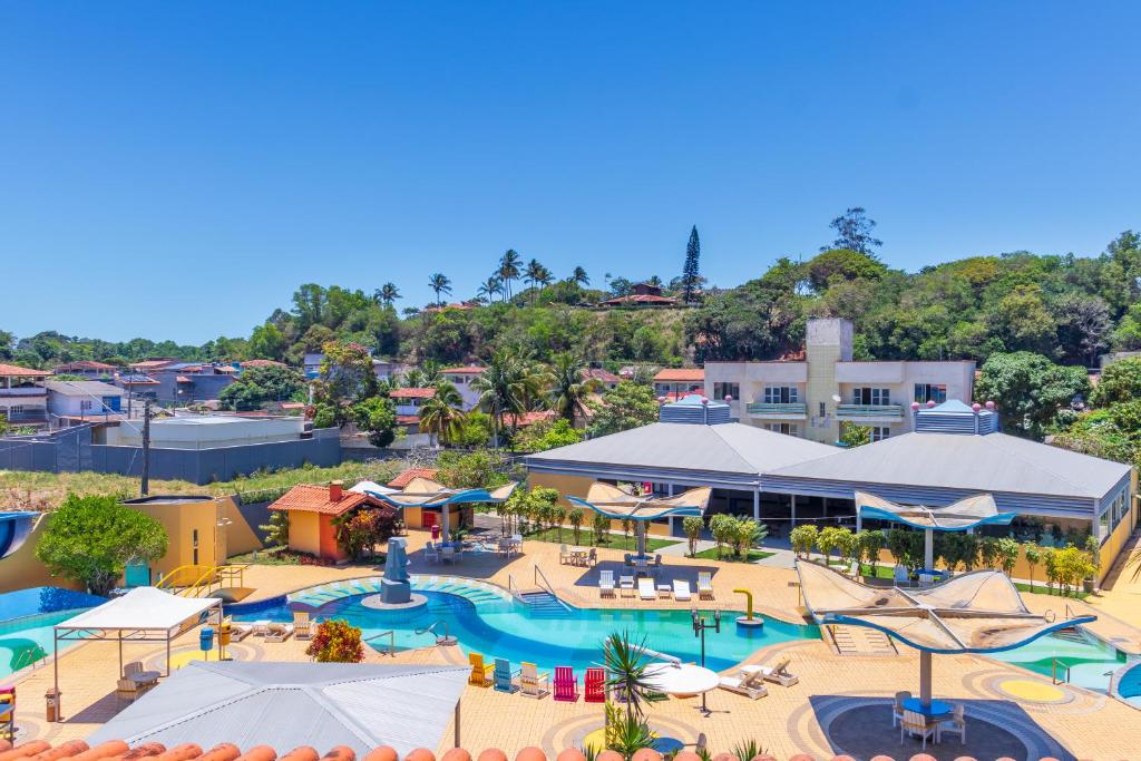 塞拉Praia Sol Hotel by Castelo Itaipava的享有度假村游泳池的顶部景致