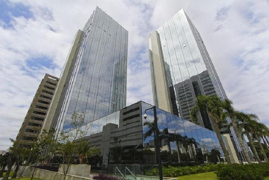 阿雷格里港Trend City by My Way的两座高大的玻璃建筑,前面有棕榈树
