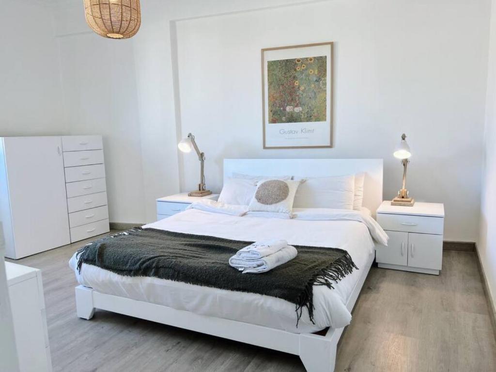 贝鲁特Chill 2Br haven Gemmayze的一间白色卧室,配有大床和2个床头柜