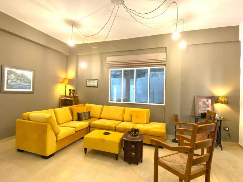 贝鲁特3BR on MM stairs with a quiet terrace的客厅配有黄色的沙发和桌子