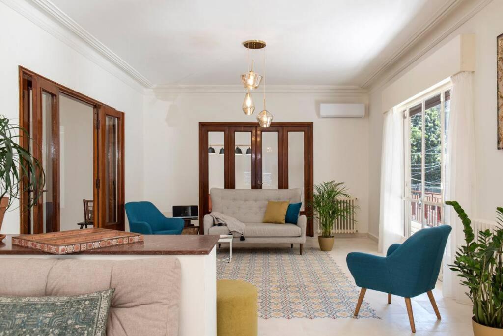 贝鲁特Mauds Elegant Cocoon at Monot的客厅配有蓝色椅子和沙发