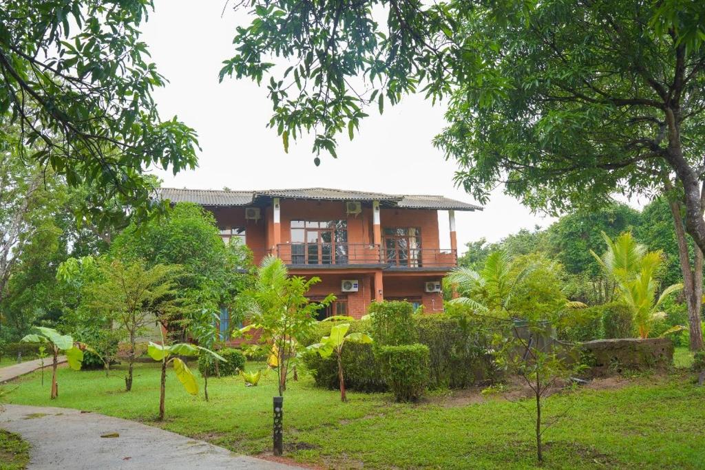 锡吉里亚Sigiriya Cottage的公园中树木繁茂的房屋