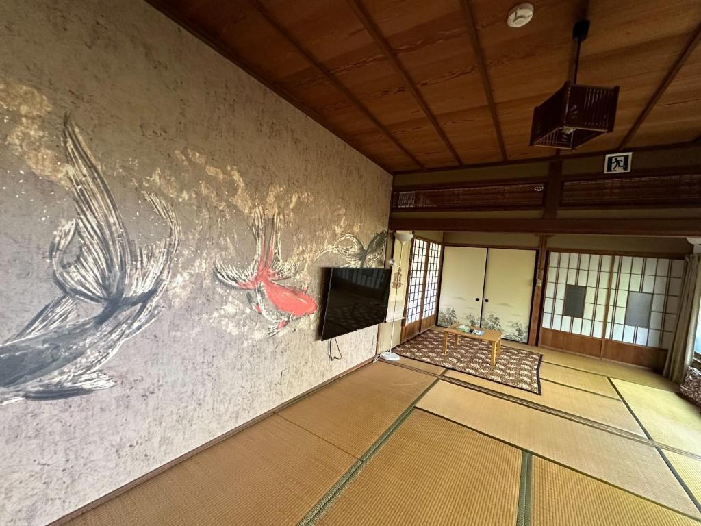 沼津Numazu - House - Vacation STAY 52025v的一间墙上有画的房间
