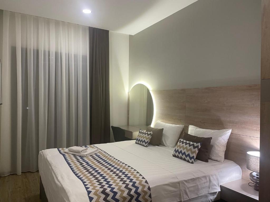 埃里温4Guest Hotel的酒店客房 - 带一张大床和两个枕头