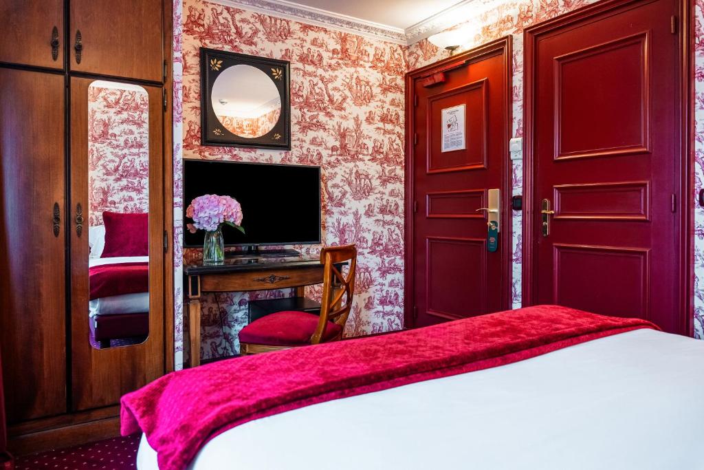 巴黎Maison Eugenie的一间卧室配有一张床和一张书桌及电视